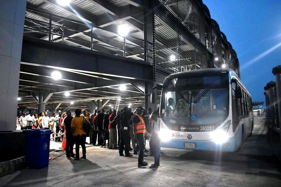 AfricaFactsZone's tweet photo. Oshodi Bus Terminal in Lagos State, Nigeria had 1.6 million passengers in the first 250 days of operation in 2019.

It was built by a Nigerian company, Planet Projects. https://t.co/XnHGXFFtZq