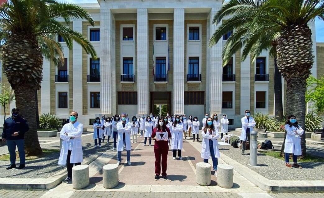 Non vogliamo dirvi solo GRAZIE, vogliamo dirvi NON FERMIAMOCI, mai. 

La Puglia c'è, sempre, per spezzare quest'assurdità chiamata #imbutoformativo
#UnitiPerilSSN

Medici in Mobilitazione Permanente: #UnitiperilSSN
