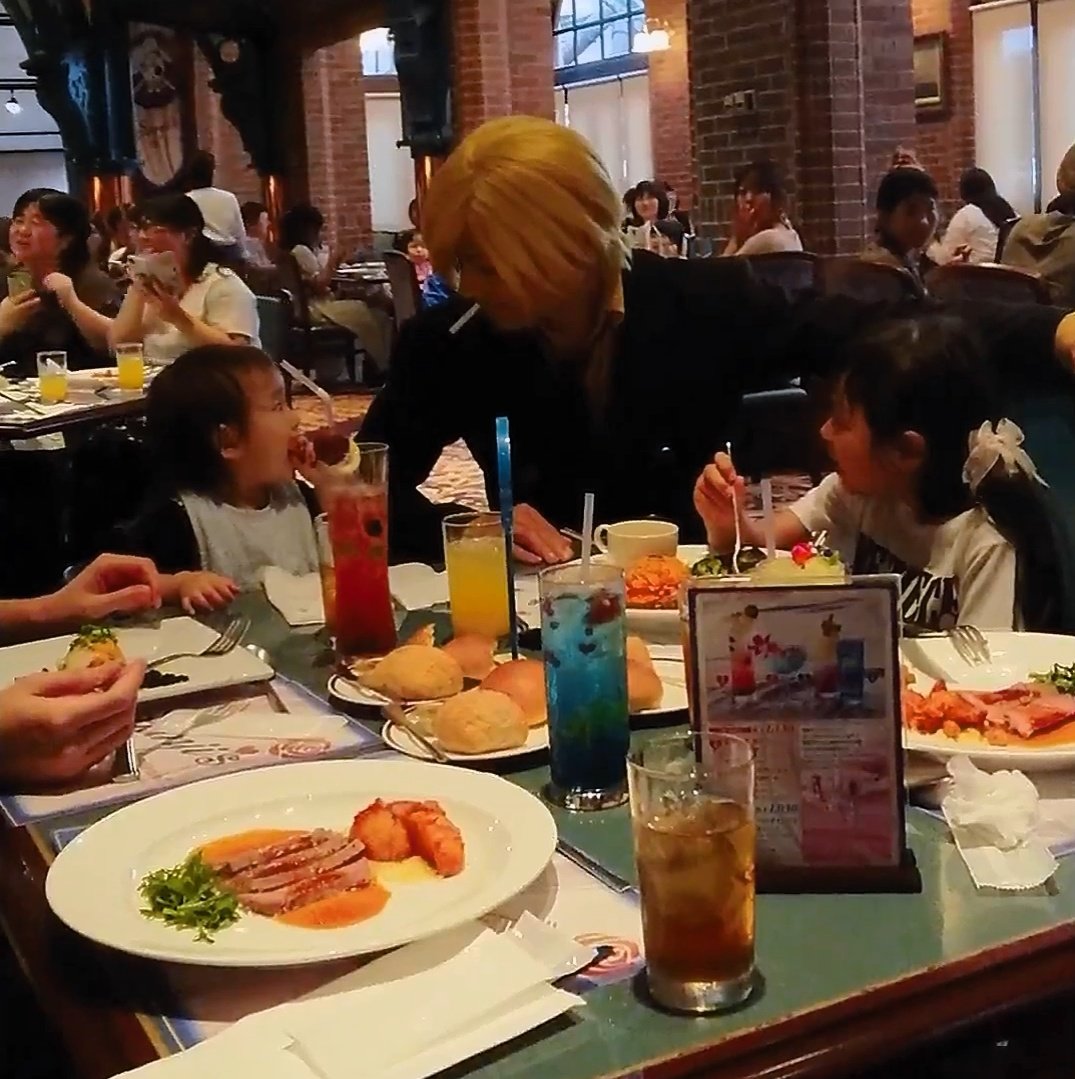 野球爺ちゃん 金曜日は金 またまたユニバ ワンピースの金髪 と言えば サンジくん サンジ のレストランでうちの孫3号を口説くサンジくん ついでに ルフィが肉を狙う画とゾロの乾杯 おはよう落語 ワンピース ユニバ サンジのレストラン