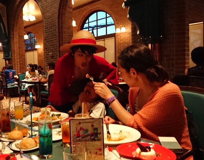 野球爺ちゃん 金曜日は金 またまたユニバ ワンピースの金髪 と言えば サンジくん サンジ のレストランでうちの孫3号を口説くサンジくん ついでに ルフィが肉を狙う画とゾロの乾杯 おはよう落語 ワンピース ユニバ サンジのレストラン