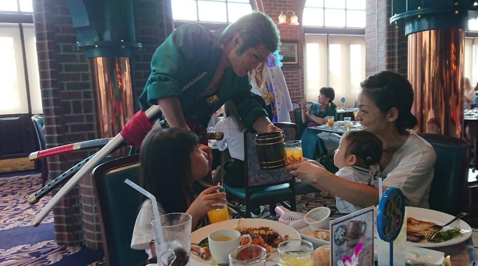 野球爺ちゃん 金曜日は金 またまたユニバ ワンピースの金髪 と言えば サンジくん サンジ のレストランでうちの孫3号を口説くサンジくん ついでに ルフィが肉を狙う画とゾロの乾杯 おはよう落語 ワンピース ユニバ サンジのレストラン