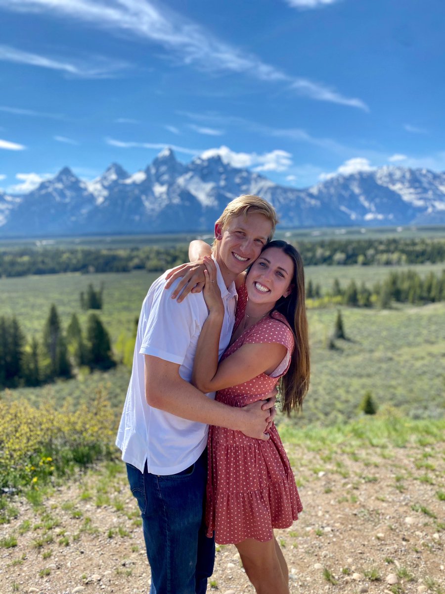 HarvardMBB's tweet image. Quite a day! Graduate from Harvard ✅ get engaged ✅ ... Congrats to @henrywelsh24 on his engagement! #GoCrimson