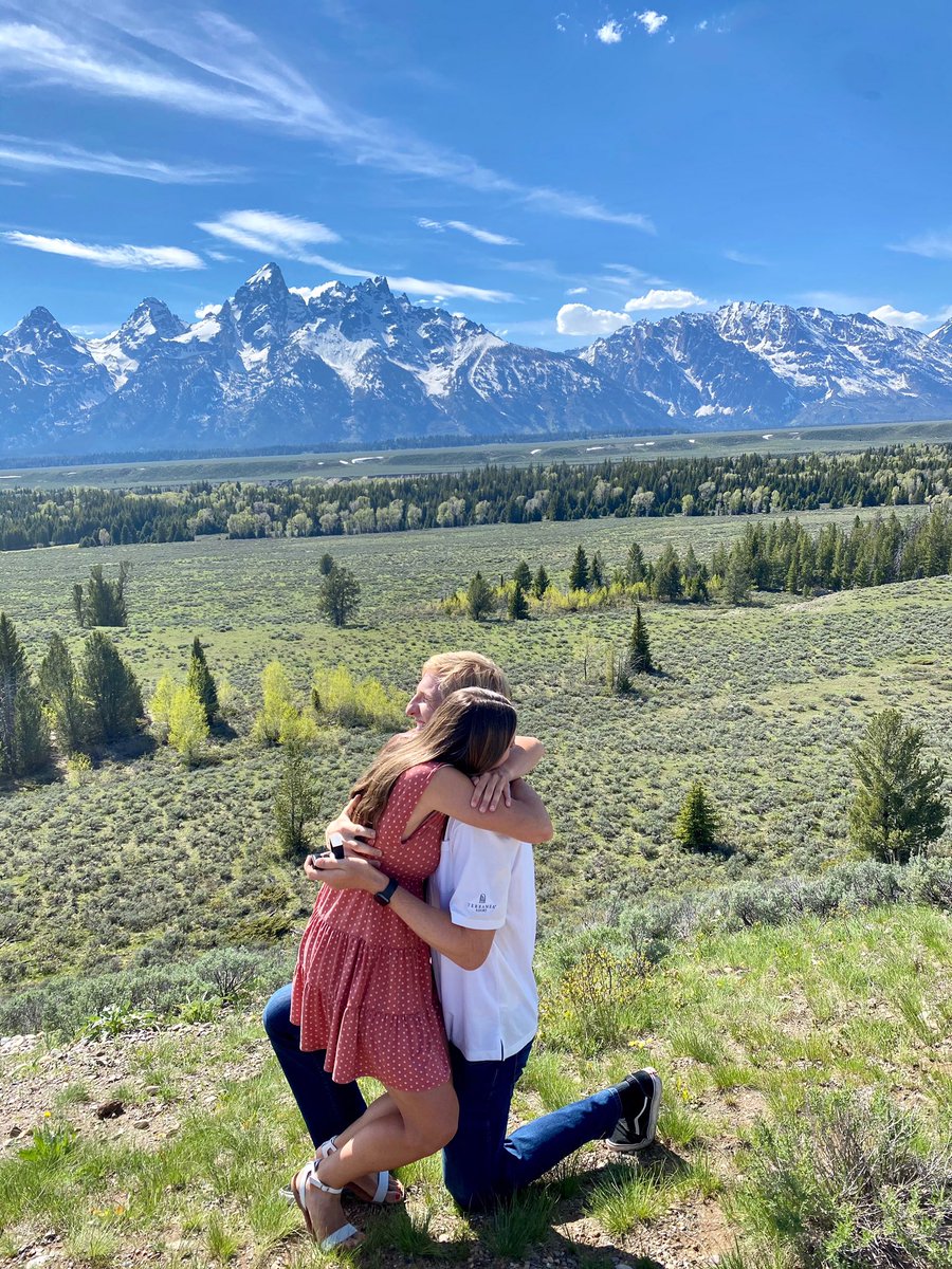 HarvardMBB's tweet image. Quite a day! Graduate from Harvard ✅ get engaged ✅ ... Congrats to @henrywelsh24 on his engagement! #GoCrimson