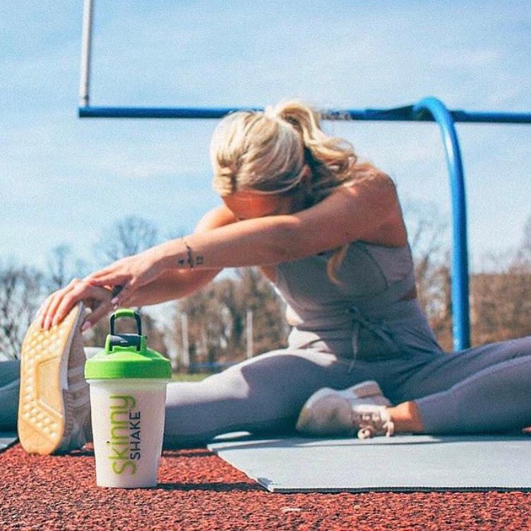 TheRealSkinnyHW's tweet photo. First you stretch, then you shake 💚 Get your Vanilla Skinny Shake® on Amazon https://t.co/4aub5sPRDJ! #morningroutine #skinnyhwlove #helloweekend https://t.co/DEP8h5hcG8