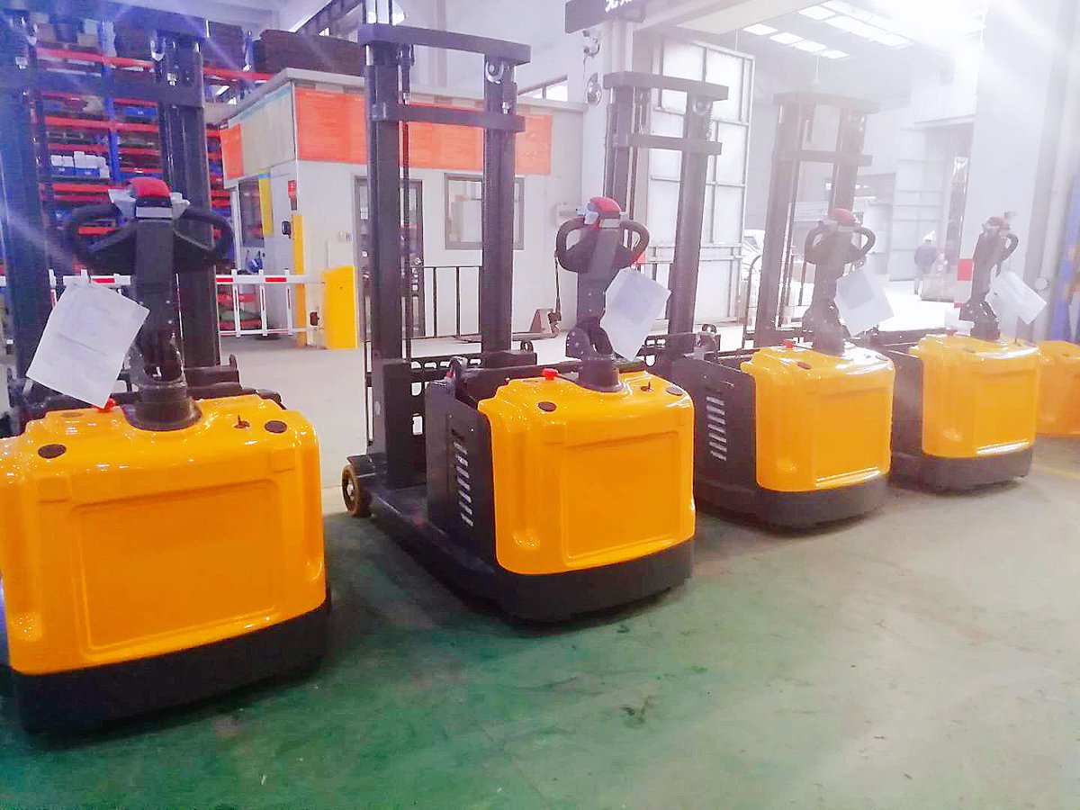 Harriso19517932's tweet photo. EK13/14 Counterbalanced Walkie Stacker 2860/3300 lb,118/130/138" Ht, available. https://t.co/TtlXiBA4De.#ekko #forklift #forklifts #CounterbalancedWalkieStacker #lifttruck #lifttrucks https://t.co/POq1cW9Me6