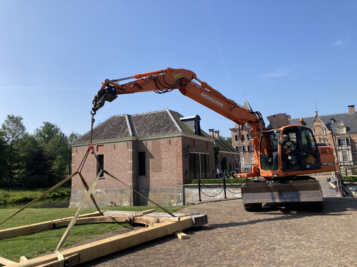 Vakmanschap is meesterschap is... De collega's hebben vandaag de nieuwe ophaalbrug  geplaatst. Hout uit eigen bos, verzaagd in onze eigen zagerij en bewerkt door onze eigen timmerlui. Maar de brug is voor ons allen. #vrijmibo