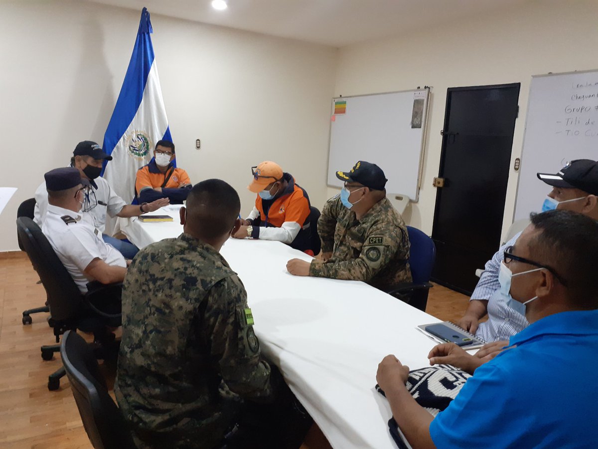 Alcalde Edgar Amaya, reunión con la Comisión Municipal de Protección Civil, Puerto El Triunfo, coordinando medidas sobre la Alerta Amariila, a nivel nacional por la entrada de onda tropical durante fin de semana.