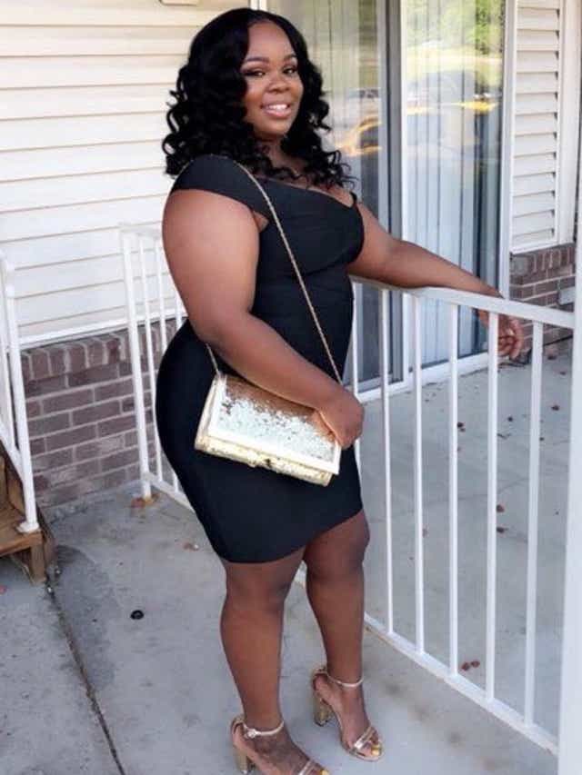 𝐁𝐫𝐞𝗼𝐧𝐧𝐚 𝐓𝐚𝐲𝐥𝗼𝐫killed in her bedroom. a no-knock warrant was issued and the officers entered forcibly into her home. she was shot eight times. her boyfriend defended their home with his firearm as they believed someone broke in. Breonna was proud of her career path.