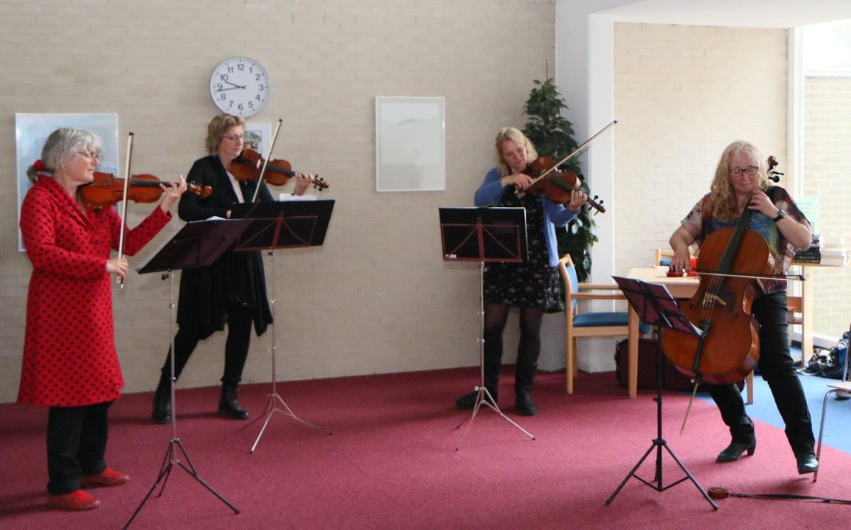 || Ouderen genieten van muziek🎵 ||

Afgelopen zondag was er een prachtig optreden van strijkkwartet Amarens voor de ouderen bij het Hoge Huis in Stadshagen en bij de Cappellenflat in Zwolle Zuid. Op veilige afstand mensen blij maken. #SamenOuderen <a href="/deltaWonen/">deltaWonen</a> <a href="/ZGIJV/">Zonnehuisgroep IJ-V</a>