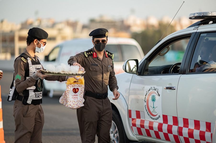 SPAregions's tweet photo. مرور محافظة #جدة يعايد منسوبيه العاملين في النقاط الميدانية.
https://t.co/1pcydQTuDb
#واس_عام https://t.co/r2N12jfQBX