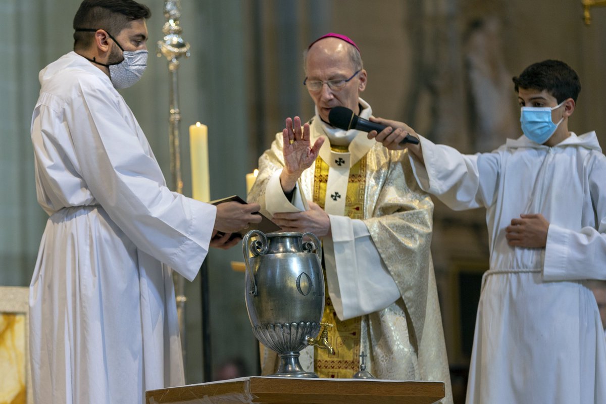 Dans le #Diocese44 #Mgr Dornellas archevêque du <a href="/DioceseRennes/">Diocèse de Rennes</a> a célébré la messe chrismale devant quelques fidèles après avoir réalisé une conférence en faveur des prêtres.