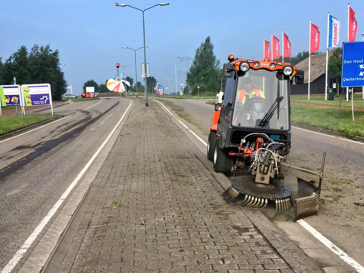 SchillemansMZ's tweet photo. Zondagochtend tussen 05.00 en 13.00 uur zijn we bezig met het verwijderen van onkruid op de Bovensteweg en Weststadweg in Oosterhout. Er is tijdelijk een lagere snelheid van toepassing. Dank voor uw begrip
@MidZuid doet dit samen @GBBrouwers @Gem_Oosterhout
#MidZuid #Oosterhout https://t.co/sNWxYcZ07L