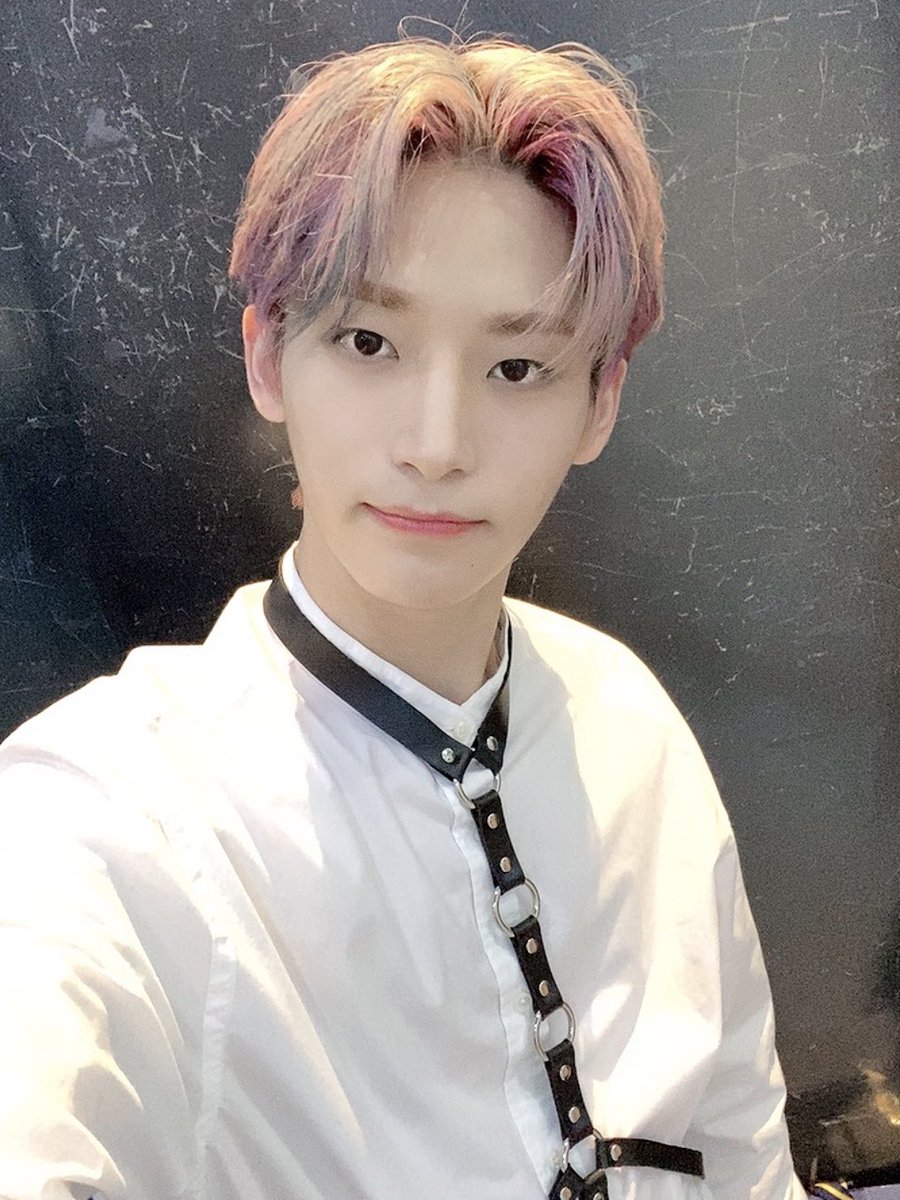 CRAVITY_twt's tweet photo. 러비티~❤️이것은 절제와 개방섹시의 경계?ㅋㅋ
#크래비티 #정모 #저_위태롭고_아름다운_경계 https://t.co/fIpGBaNauZ