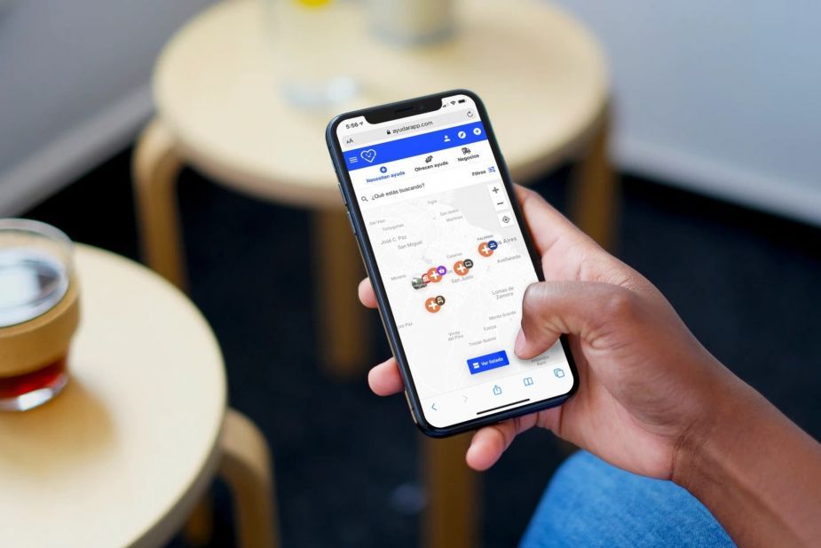 rionegrocomar's tweet photo. #QuedateEnCasa 
"Ayudar", la app solidaria que conecta para colaborar ante el #coronavirus. La iniciativa es del emprendedor argentino @KevinLeyes. La propuesta es encontrar a quienes quieren ayudar con quienes necesitan de ese aporte.
✍️ @Danitaca3 👉 https://t.co/gLdR8POgJS https://t.co/06J7JfWsPq