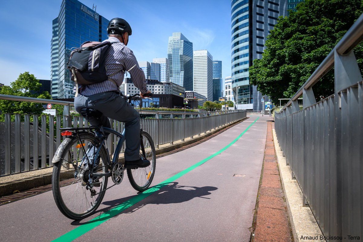 Ecologie_Gouv's tweet photo. Depuis la fin du confinement, et grâce à la mobilisation exceptionnelle de tous les acteurs, nous assistons à un engouement extraordinaire pour le #vélo. En un mois, ce sont plusieurs années de politiques cyclables gagnées.

Retour en thread sur les avancées du dernier mois ⬇️ https://t.co/TFUD9k6kIq