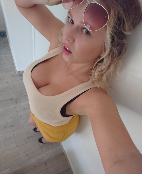 So you remember when people used to say.. What u looking at.. Do ya wanna picture.. 😂 Well do u 😘 sign<a href="/tag/webcam"class="tags"><span>#webcam</span></a>