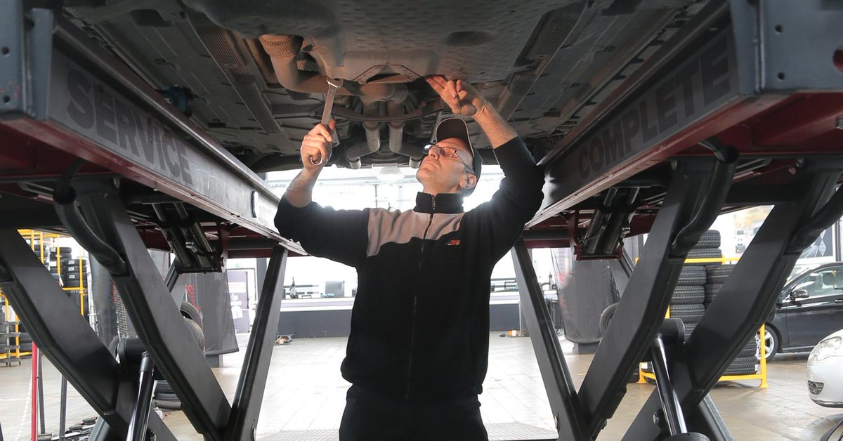 gpspolice's tweet photo. “OIL CHANGE DUE IN 12 DAYS.” 
With GPS Police fleet management, your vehicles remind you when service and inspections due—so you can stay focused on your business.
#vehiclemaintenance #servicereminders #efficentfleets https://t.co/hNNi8gnlrB