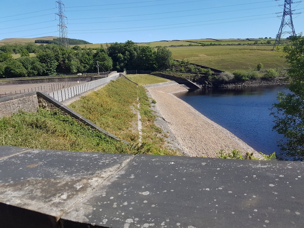 Small, slightly disappointing dam you to end on. Not because its small, nut because this is the only dam in the series of dams along tge Woodhead pass I could stop nearby. Lots of full laybys, not even space for a bike!