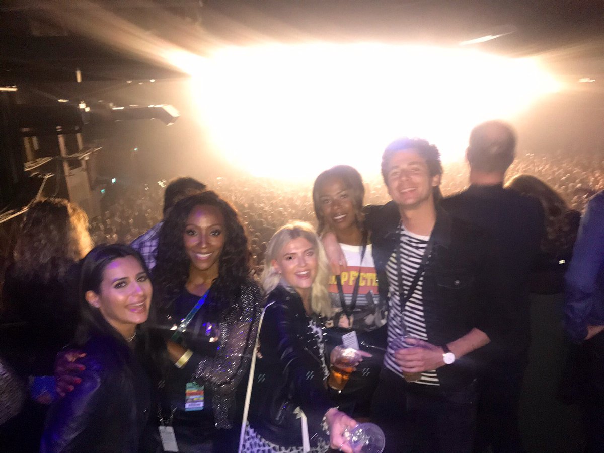 britney britney bitch throwback @AngieAppleton_x <a href="/bethplatt5/">Bethany Platt</a> @BethPlatt_x 💁🏾‍♀️