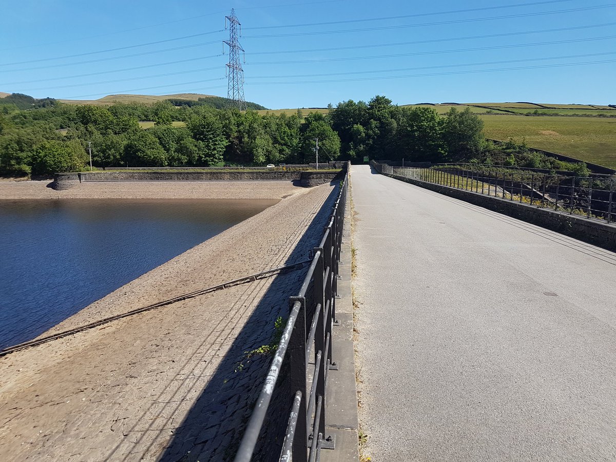 Small, slightly disappointing dam you to end on. Not because its small, nut because this is the only dam in the series of dams along tge Woodhead pass I could stop nearby. Lots of full laybys, not even space for a bike!