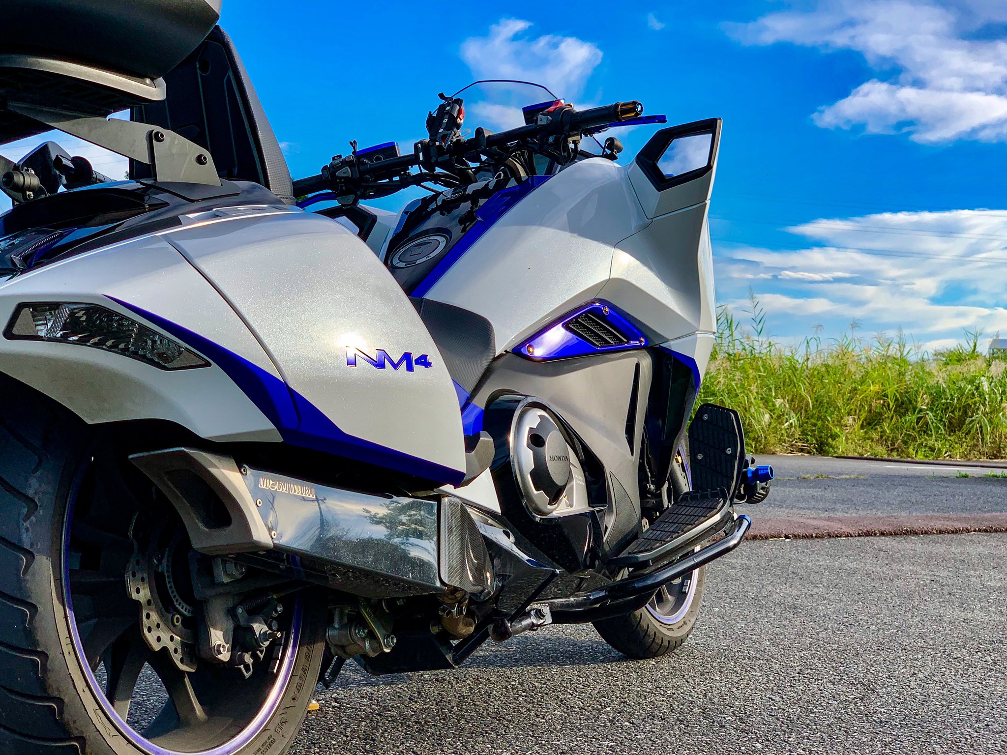 ブルーソニックxv オタクでヒッキーで身障者ですがバイク乗ってます Nm4 02カスタム こんな見た目ですが主に通勤任務で活躍中 カスタムの数々はバーバラホビーサイクルズ T Co 9pmorejzyx さんで施工してもらいました 果たして魔改造に