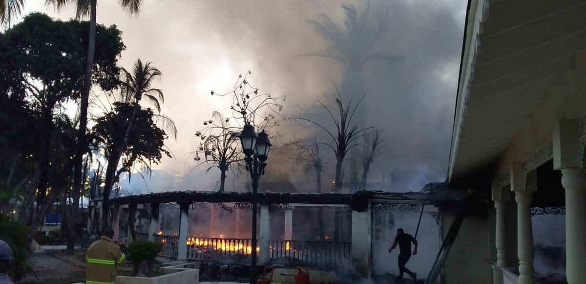 AlertaDN's tweet image. Resort Bahía Príncipe de Samaná se destruye en incendio