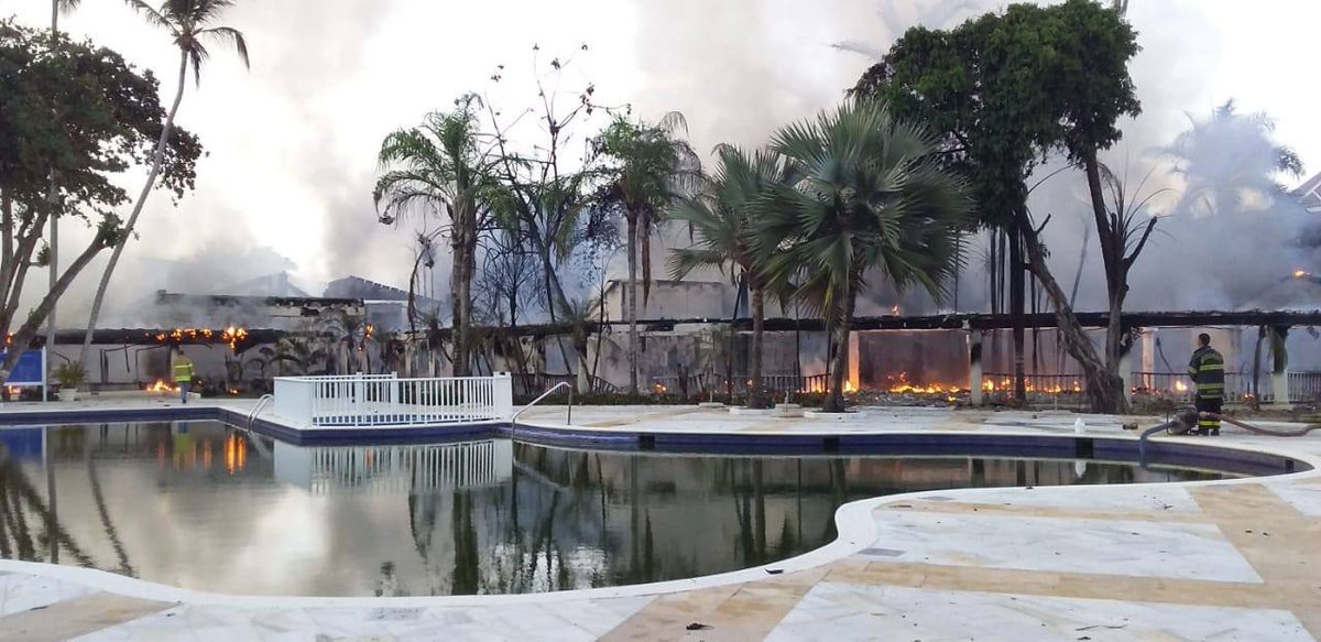 AlertaDN's tweet image. Resort Bahía Príncipe de Samaná se destruye en incendio
