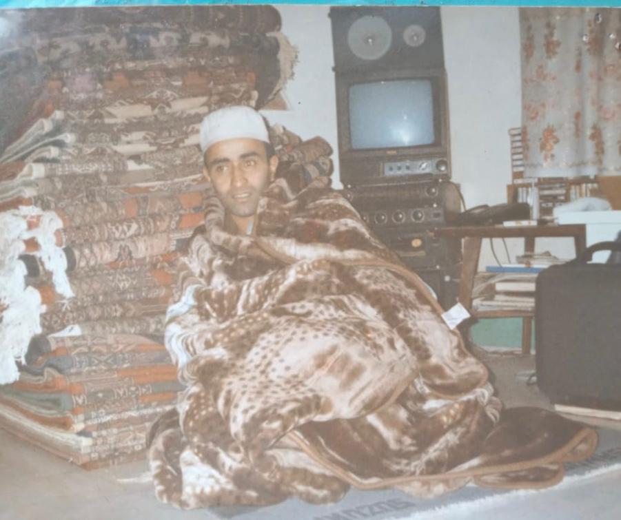 "Everyone was afraid. Of the 48 classmates I had in school, 30 had been killed. Even the homeless took up guns & threatened to kill. With barely any savings & no income, Abu warned me & my brothers, ‘If you want to live, leave Kashmir.’”Part 1-  https://bit.ly/2ZOrnn7 