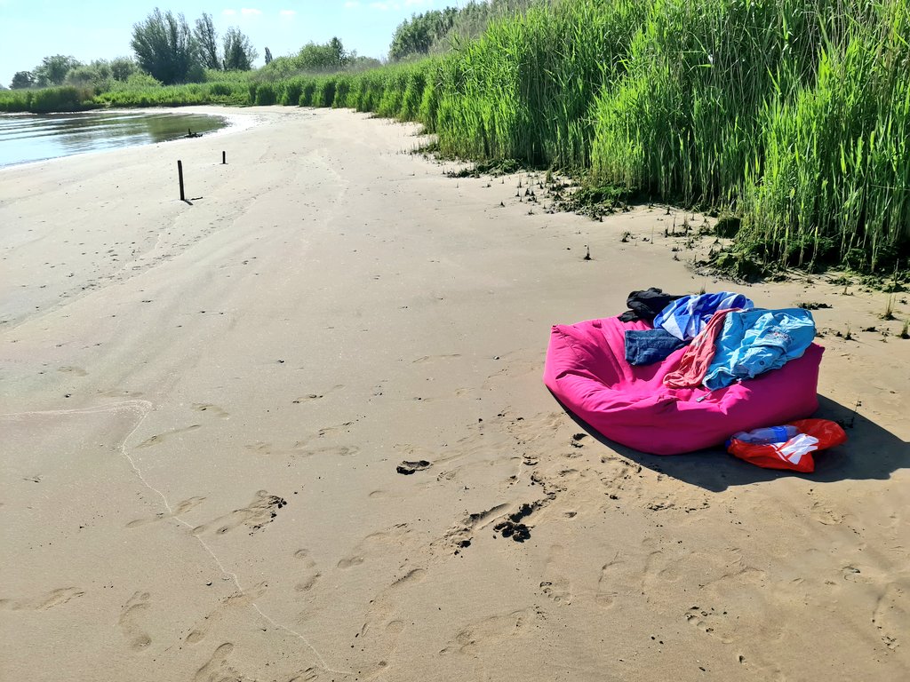peterstam's tweet photo. Stukje gezwommen. Nu op advies van @sebasschra toch maar eten gaan bestellen via Thuisbezorgd. Bezorgadres: ergens langs een dijk met een groot hek ervoor. 🤣 #gestrand #Krimpenerwaard #geenschipper #getijde https://t.co/6HYOf3tST0