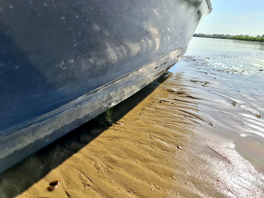peterstam's tweet photo. Stukje gezwommen. Nu op advies van @sebasschra toch maar eten gaan bestellen via Thuisbezorgd. Bezorgadres: ergens langs een dijk met een groot hek ervoor. 🤣 #gestrand #Krimpenerwaard #geenschipper #getijde https://t.co/6HYOf3tST0