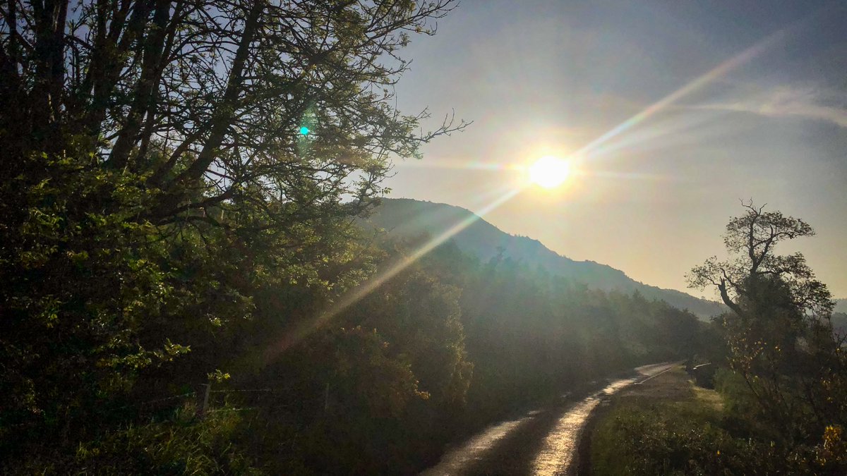 steamingboots's tweet photo. Sun rises over the hill first thing this morning #bikeride #localcycle https://t.co/kMiUsUXQMS