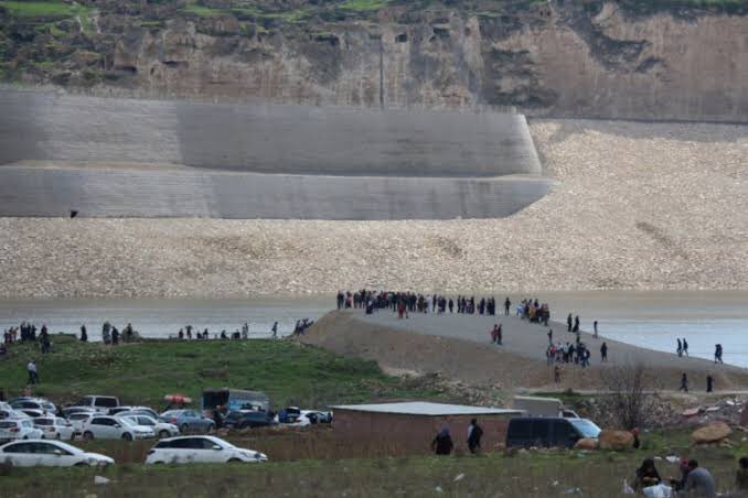 12 bin yıllık ruhu hadım edilmiş,kişiliği elinden alınmış,binlerce yıllık kadim bilgeliği lobotomiye maruz kalıp üstüne cillop beton atılmış ve artık rant pazarında tezgaha sürülmüş.
#EvlatacısıGibiHasankeyf