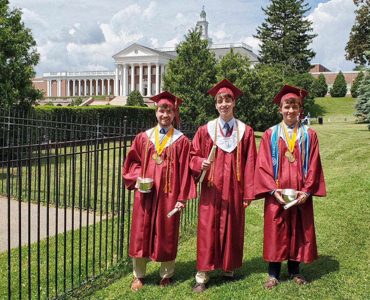 MsKogut's tweet photo. My first @HandleyInteract graduate of the weekend! Just so happens to be a valedictorian ️❤️ #graduation #HoldersHeroes #2valedictorians https://t.co/XeZRiTgvY2