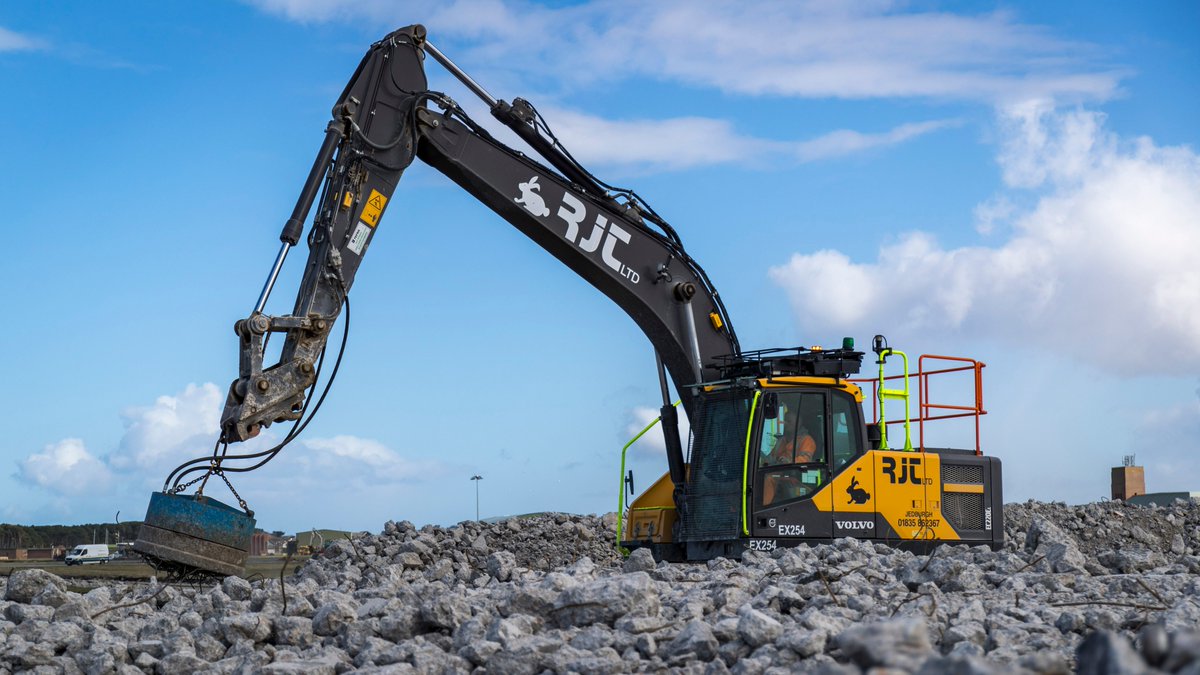 To prepare for our nine  @P8A_PoseidonRAF our runways are being resurfaced by  @VolkerFitzUK.Our brand new Strategic Facility which will house  @CXX_Squadron, 201 Sqn, and P-8A Engineers & Operations staff is in its final stages of construction by  @RobertsonGroup  #ZP803 9/10