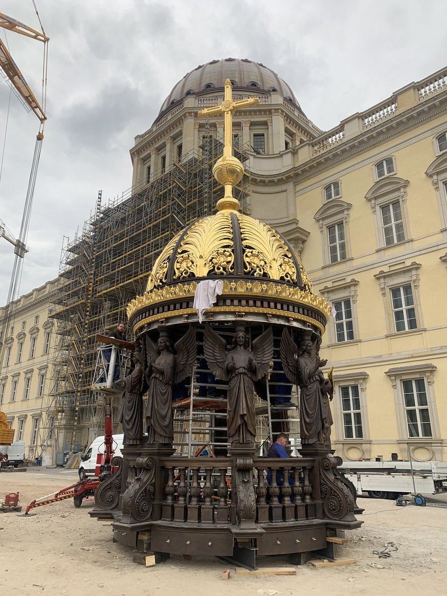Die 17,5 Tonnen schwere Laterne mit d. Kreuz für die Kuppel d. Berliner #Stadtschloss der Stiftung #Humboldt Forum steht auf d. Baustelle  und wird heute lt. einer korrigierenden Lautsprecher Durchsage der Polizei um ca. 19.15 Uhr mit einem 500 Tonnen Kran auf die Kuppel gehievt.