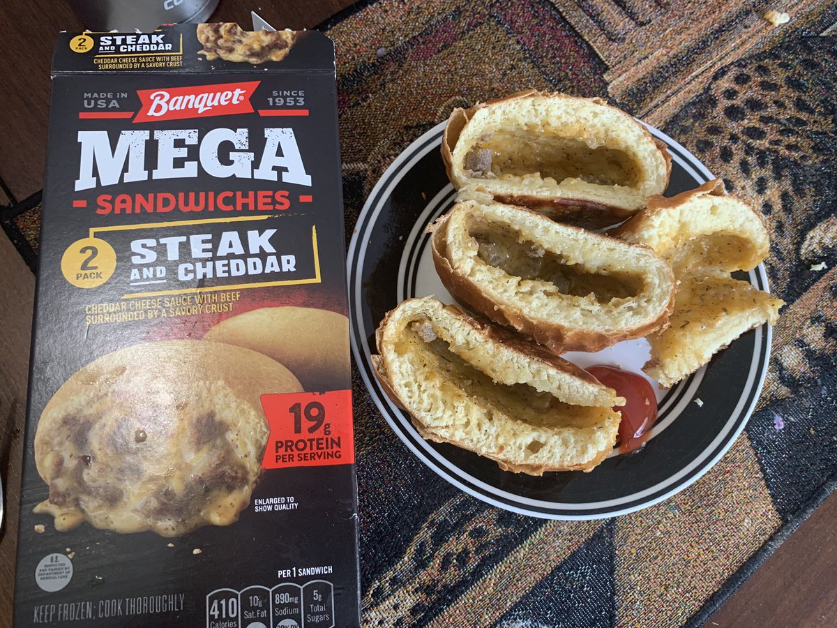punchdrunkjohn's tweet photo. Just had my first “Expectations Vs Reality” moment....thanks Banquet Foods... https://t.co/SxRp5WRWFW