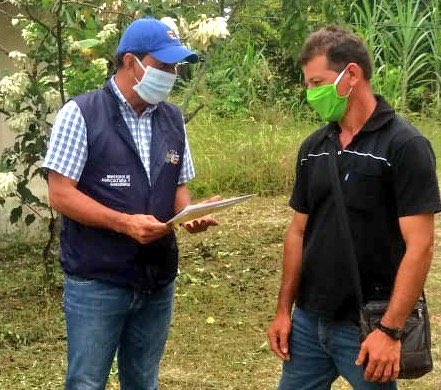 AgriculturaEc's tweet photo. En Quinindé, 36 familias de productores ya son dueños de sus tierras. Los títulos de propiedad son una esperanza para nuestros agricultores, esto formaliza la tenencia legal de sus tierras para acceder a los diferentes servicios que otorga el Estado. https://t.co/H52eMcFBWe