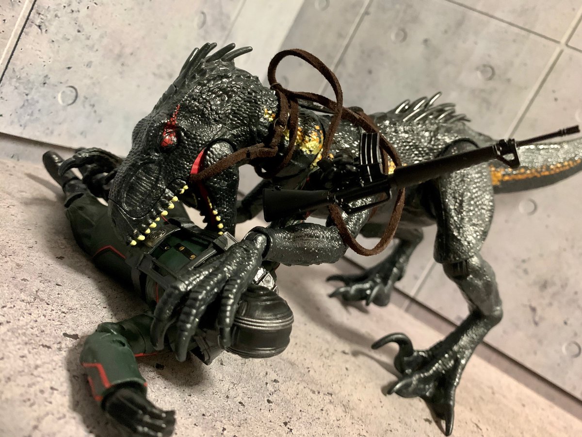 フナヤモ クリーチャーの可動フィギュアとしての個人的な理想に近いのがマテルのインドラプトル 丁度いいサイズ それなりの造形 恐竜系のフィギュアではトップクラスの可動 価格も良心的 低年齢向けのフィギュアだから頑丈で弄りやすい