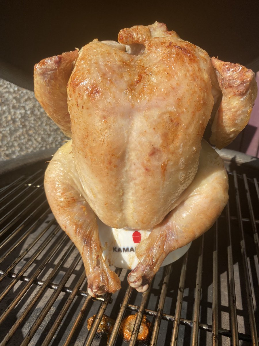 National BBQ week continues with a little Beer Can 🐓  👏😍 #kamadojoe #beercanchicken #chicken #bbq #loveit #kamadojoeclassic #kamadojoe #kanadojoenation #kamadojoeuk #practicemakesperfect #bbq #grill #chicken