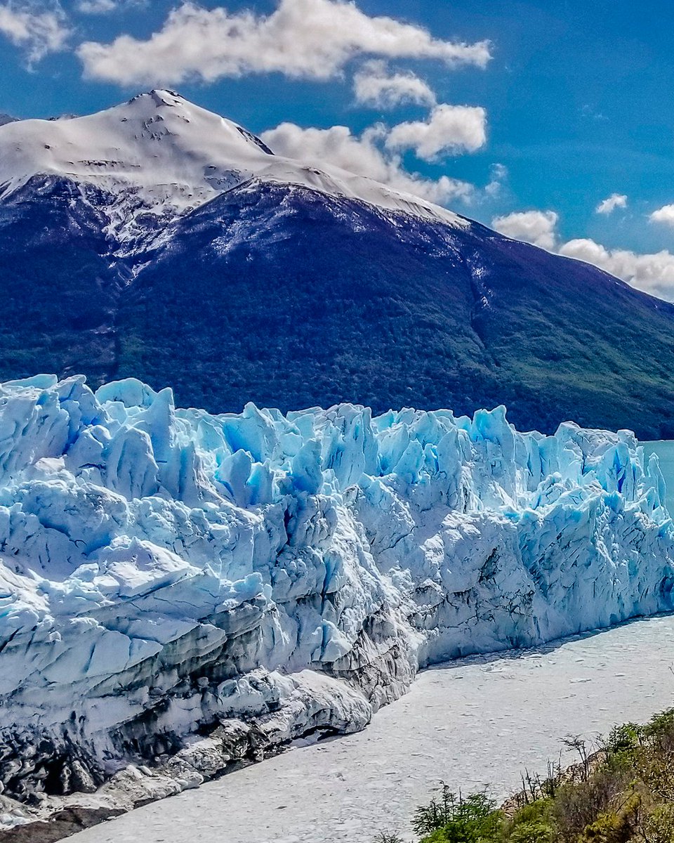 visitargentina's tweet photo. ❄️😍Sentí la magia del #glaciar fundiéndose con la línea del horizonte y no distinguir su final. Descubrí este paisaje invernal desde la comodidad de tu hogar y #ViajaDesdeTuCasa

@SantaCruzTur
@ElCalafateOK

#VisitArgentina
#Patagonia
#QuedateEnCasa https://t.co/rof8LapHuu