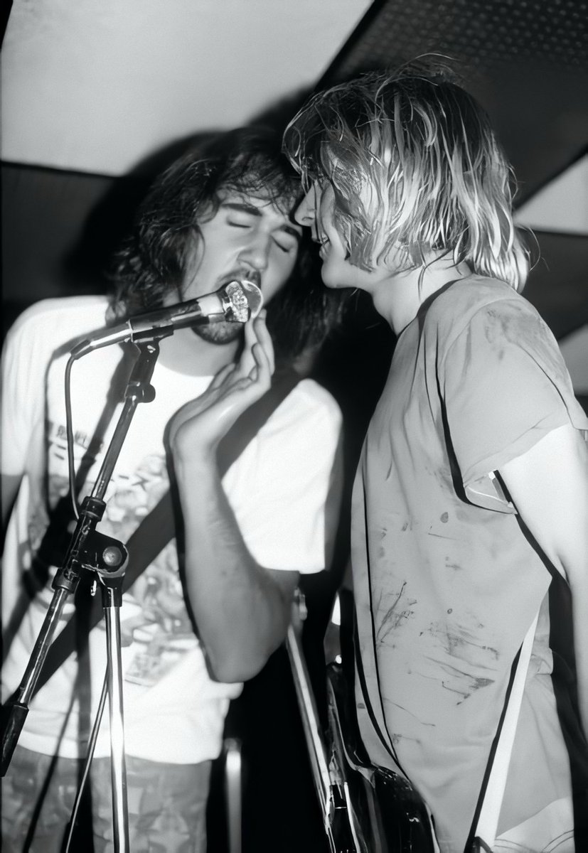  abro hilo de kurt cobain junto a krist novoselic 