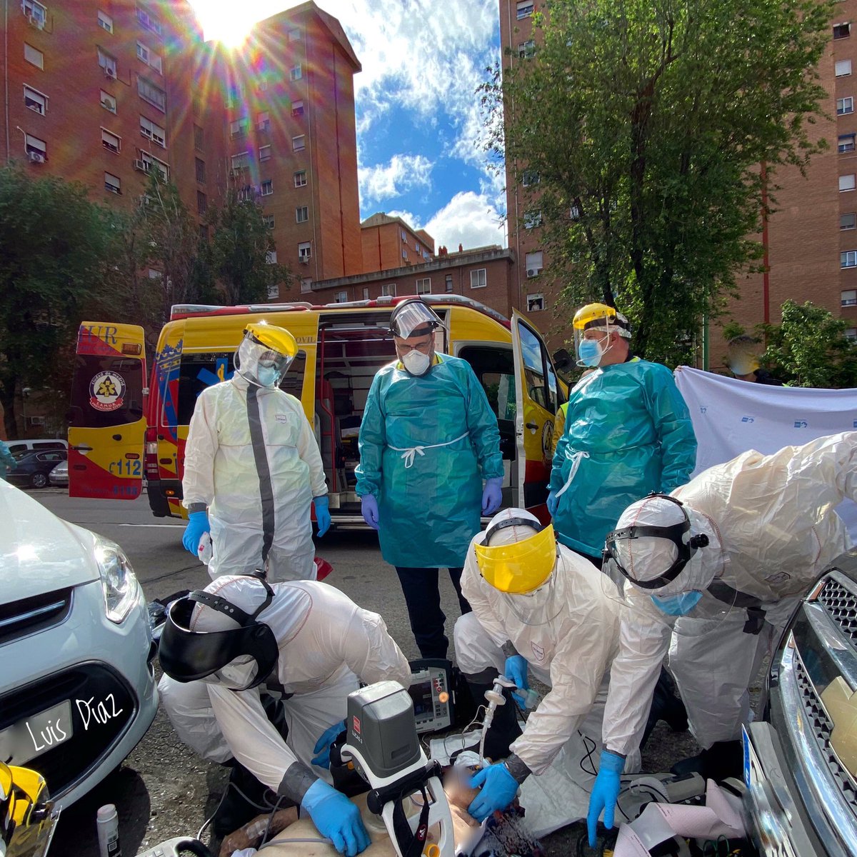EnferSEMESMad's tweet photo. Los enfermeros de emergencias y resto de personal SEM de la Comunidad de Madrid siguen trabajando de esta manera. El #COVID19 todavía no ha terminado. Seamos responsables, cumplamos las normas y mantegamos medidas de autoprotección. Fotos via @ismacercedilla y @luisdiazmoliner https://t.co/pKVLB2jqVd