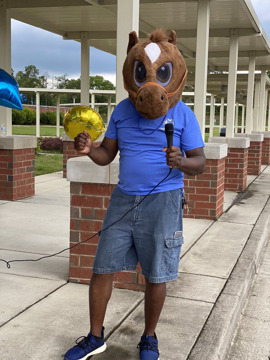 BroughtonColts's tweet photo. We had an awesome kindergarten drive through celebration today! @BroughtonColts https://t.co/InvbYDgAhp