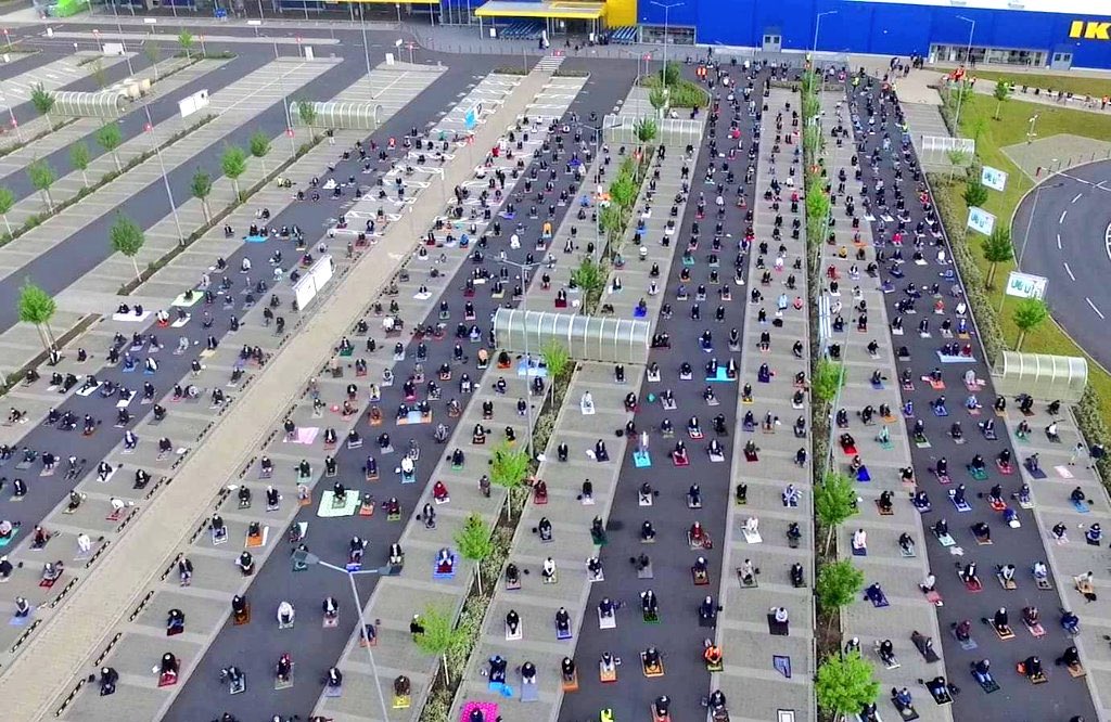 IlyasAliHassan's tweet photo. Picture from last Sunday: IKEA in Germany offered it's parking to Muslims so that they can perform Eid prayers and maintain the social distance. Thanks to #IKEA and #GermanGov 🇩🇪 https://t.co/Pi3u6tA34x
