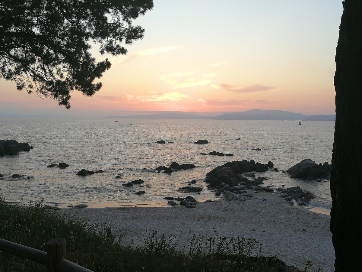 puestadesolvigo's tweet photo. Treinta años contemplando estos atardeceres,y no me cansaré nunca de vivirlos. https://t.co/saNFO4v2PU