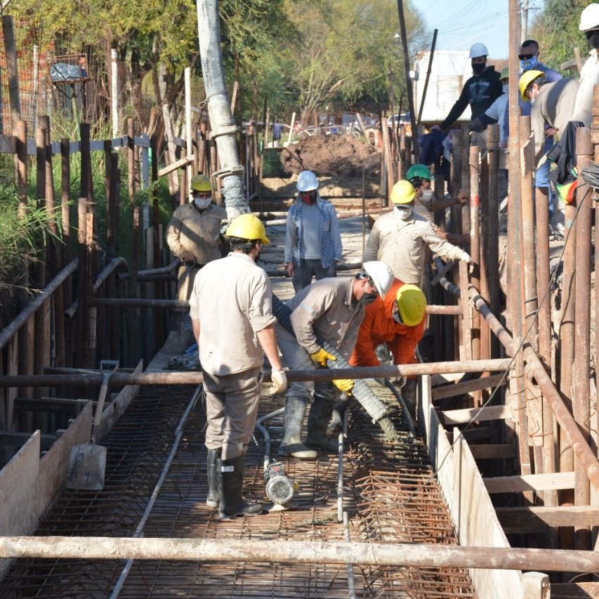 silvinafrana's tweet photo. Junto al secretario de Recursos Hídricos, Roberto Gioria recorrimos las obras del #DesagüeGorriti

Ésta es una obra que estuvo paralizada durante mucho tiempo por falta de pago en la gestión anterior, pero que hace unos dias reactivamos y beneficiará a unos 35.000 santafesinos. https://t.co/tihbf69i4n