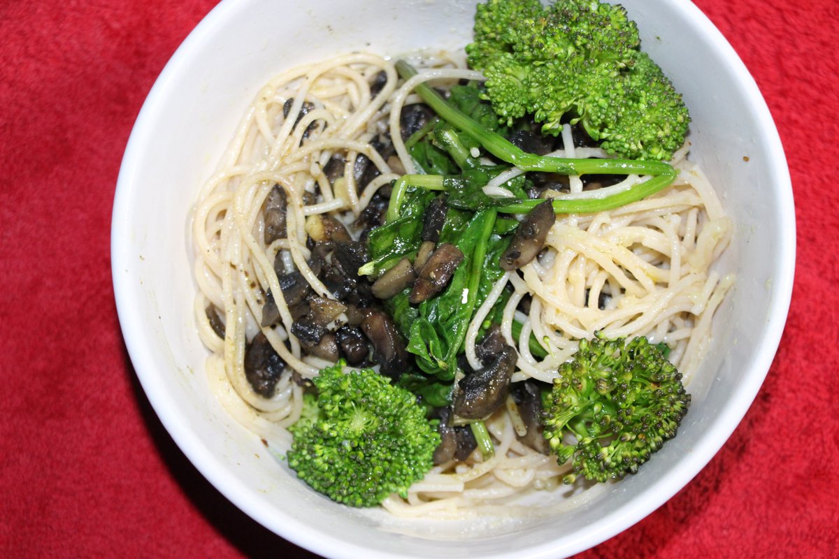 Levadia1's tweet photo. I found some #spaghetti at my local #healthfood store made of white rice, #cauliflower &amp; #favabeans, believe it or not; I #curried some #mushrooms &amp; steamed #organic #broccoli &amp; #spinach to make for a tasty &amp; healthy lunch yesterday (5.28.20) #funghi #champignon #Pilze #foodpics https://t.co/AuayaukBYp