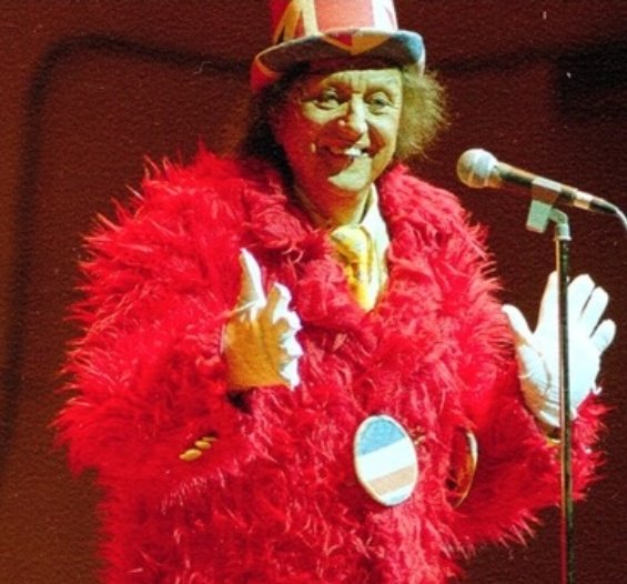 Watching 
' #KenDodd in his own words' 
he's wearing some fabluss stage coats, must be a #KnottyAsh thing ;) @Rev_Dr 
Happy and sad tears, love him