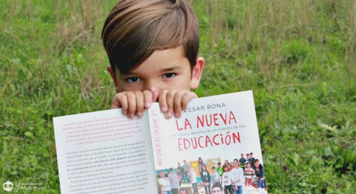 ios182's tweet image. Cap. 3&quot;La Nueva Educación&quot;El maestro debe romper ese paradigma que lo situaría sobre el alumno, debemos apagar el fuego que divide y distancia al maestro con una solemnidad falsa, que no le permite sacar lo mejor de cada niño. Es hora de entenderlosyestarjuntos #lanuevaeducación