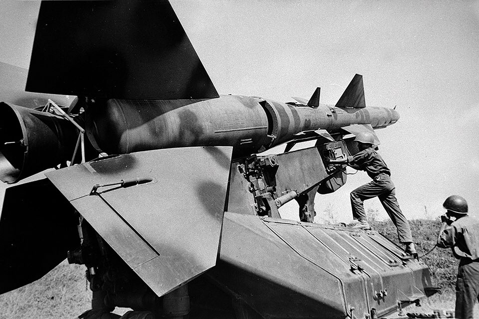Como conclusión por no extenderme más los norvietnamitas crearon la red de defensa aérea más densa de la historia, solo hay que ver las pérdidas de los F-105 sobre el norte. Los americanos por su parte idearon soluciones para quebrar estas defensas que aún perduran.